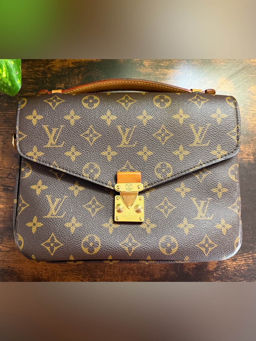 Authentic Louis Vuitton Pochette Métis in Monogram Canvas, Strap included